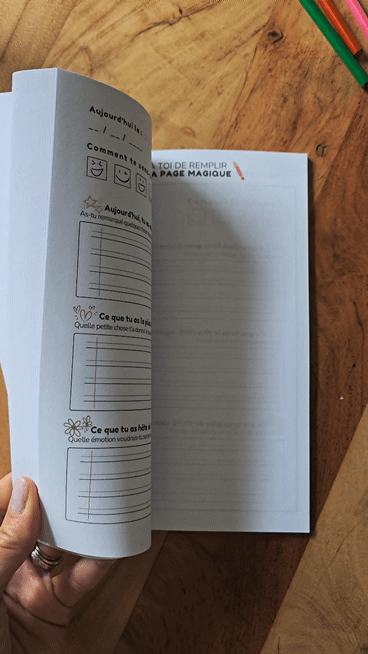 Pages intérieures du carnet de joie Yorokobi Journeys, conçues pour aider les enfants à exprimer leurs émotions et leurs petits bonheurs du quotidien